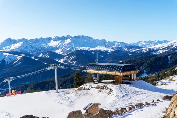 Inverno base de esqui de montanha com teleférico e vista para a montanha — Fotografia de Stock