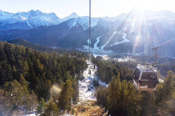 Base invernale per sci di montagna con seggiovia e vista sulle montagne — Foto Stock