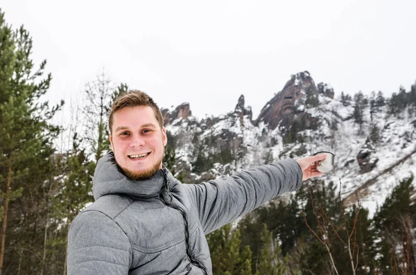 Mladý muž turista na horách a lesní pozadí. — Stock fotografie