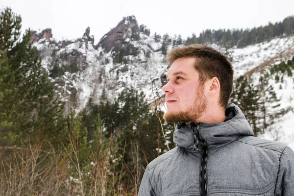 Mladý muž turista na horách a lesní pozadí. — Stock fotografie
