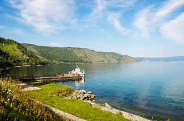 Mavi gölde yatı olan Dağ Denizi Sahili