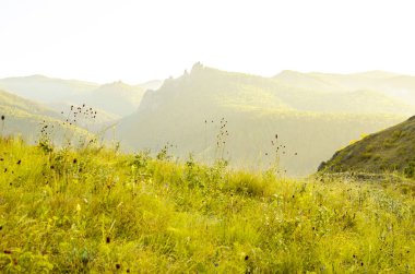Dağlık arka planda güzel bir gün doğumu