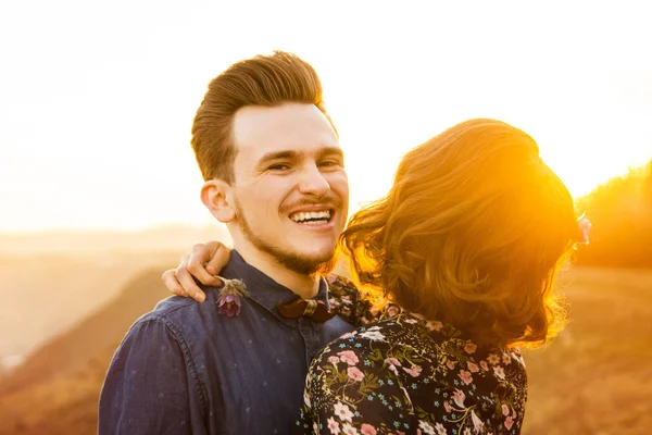 Pareja en el amor caminatas felices y abrazo en el fondo del río — Foto de Stock