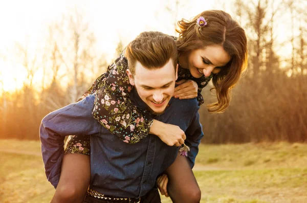 Couple amoureux promenades heureuses et embrasser sur le fond de la rivière — Photo