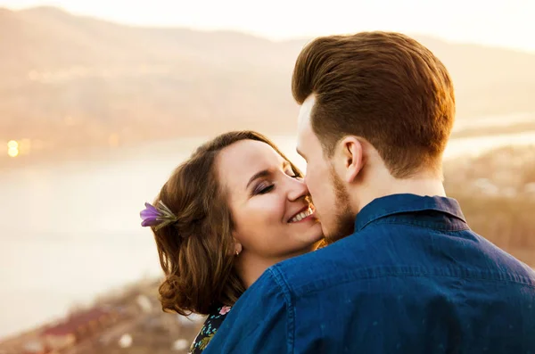 Pareja en el amor caminatas felices y abrazo en el fondo del río — Foto de Stock