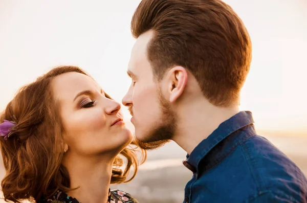 Pareja en el amor caminatas felices y abrazo en el fondo del río — Foto de Stock