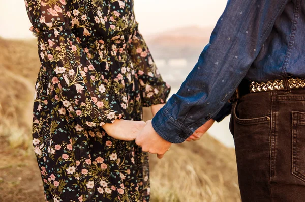 Par i kärlek glada promenader och omfamna på floden bakgrund — Stockfoto