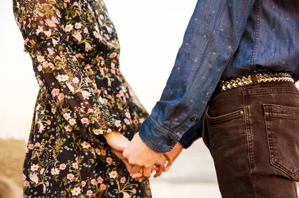 Par i kärlek glada promenader och omfamna på floden bakgrund — Stockfoto