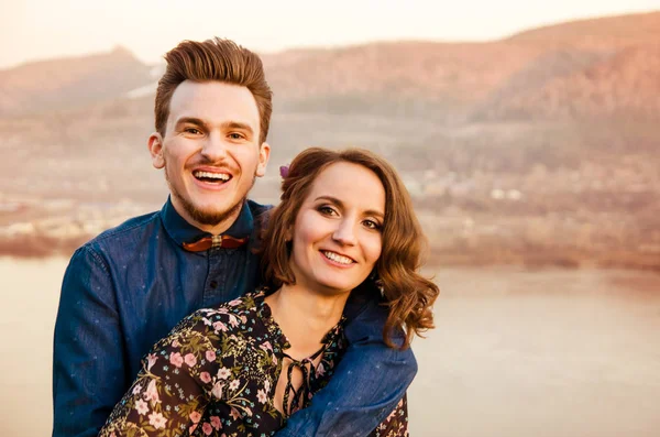 Pareja en el amor caminatas felices y abrazo en el fondo del río — Foto de Stock