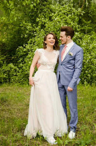 Panna młoda i pan młody w parku kissing.couple nowożeńców panna młoda i pan młody na weselu w przyrodzie zielony las całują portret zdjęcia.Wedding para — Zdjęcie stockowe