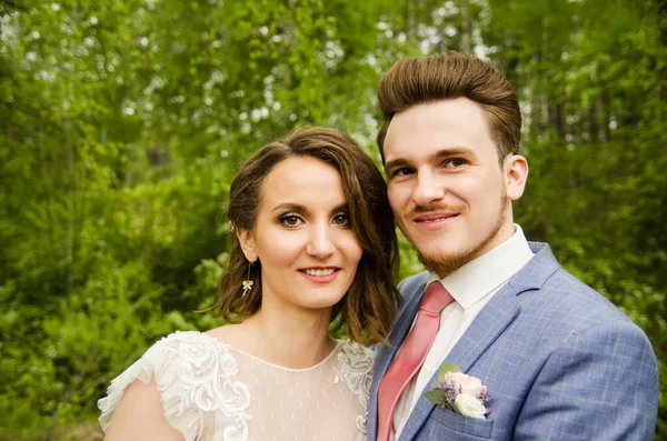 Panna młoda i pan młody w parku kissing.couple nowożeńców panna młoda i pan młody na weselu w przyrodzie zielony las całują portret zdjęcia.Wedding para — Zdjęcie stockowe