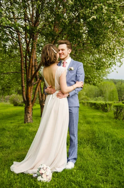 Panna młoda i pan młody w parku kissing.couple nowożeńców panna młoda i pan młody na weselu w przyrodzie zielony las całują portret zdjęcia.Wedding para — Zdjęcie stockowe