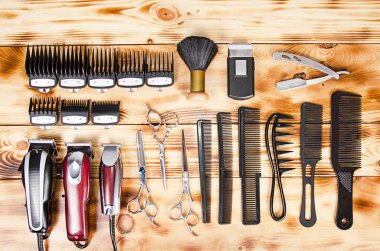 Ahşap masada profesyonel berber aletlerinin üst görünümü