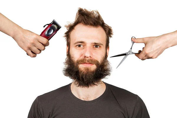 Mão com clipper e mão com tesoura corte overgrown unshaven cara com uma barba em um fundo isolado branco — Fotografia de Stock