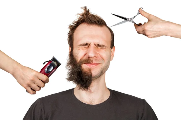 Hand met Clipper en hand met schaar gesneden overwoekerde ongeschoren kerel met een baard op een witte geïsoleerde achtergrond — Stockfoto