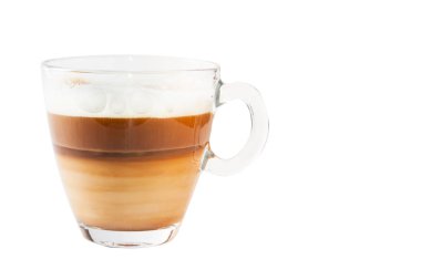 Sütlü kahve, katmanlı bir bardakta izole edilmiş.