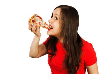 Genç ve güzel bir kadın pizza yer ve gülümser, beyaz arka planda soyutlanır.