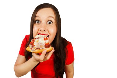 Genç ve güzel bir kadın pizza yer ve gülümser, beyaz arka planda soyutlanır.