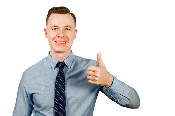 Joven hombre de negocios vestido con camisa azul y corbata muestra los pulgares hacia arriba, aislado sobre fondo blanco —  Fotos de Stock