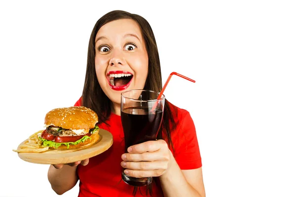 A gyönyörű lány arcképe hamburgert tart és kólát iszik. Fehér alapon elszigetelve. — Stock Fotó