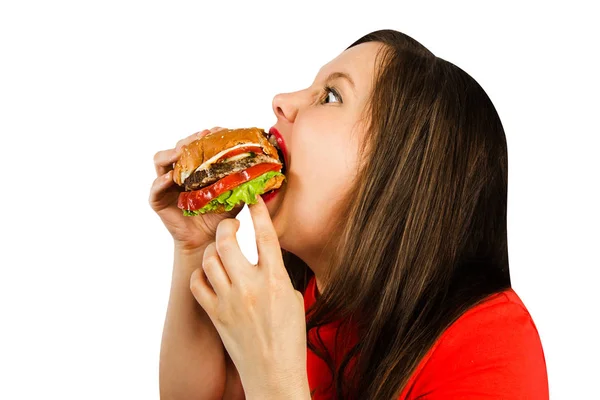 Genç şişman kadın hamburgeri tutuyor, beyaz arka planda ağzı açık gülümsüyor.. — Stok fotoğraf