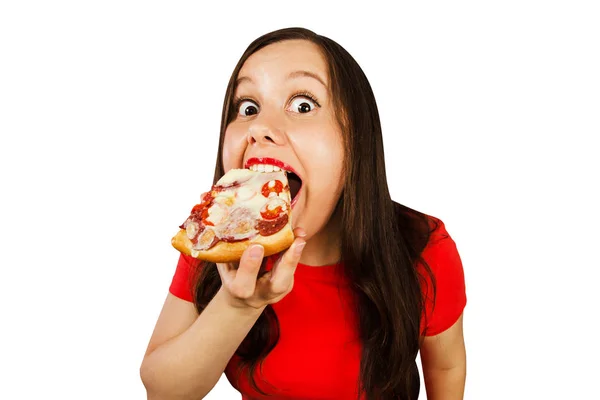 Giovane bella donna mangia pizza e sorrisi, isolata su sfondo bianco — Foto Stock