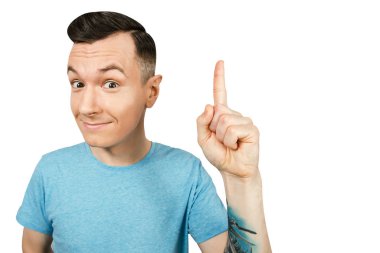 Genç, gülümseyen, mavi tişörtlü, izole edilmiş beyaz bir arka planı olan adam..