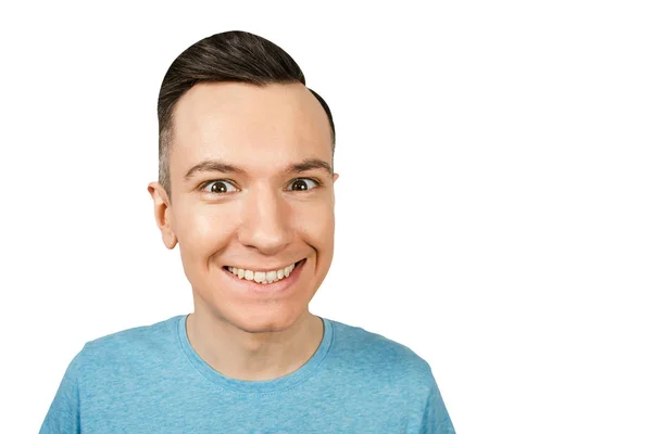 Retrato de cerca de un joven feliz sonriente, vestido con una camiseta azul sobre un fondo blanco aislado . —  Fotos de Stock