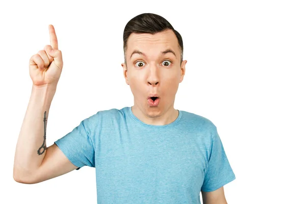 Idea Joven chico sonriente con el dedo en alto, vestido con una camiseta azul sobre un fondo blanco aislado . —  Fotos de Stock