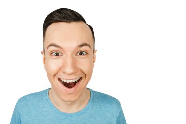 Mavi tişörtlü, izole beyaz arka planda gülümseyen genç adamın yakın portresi..