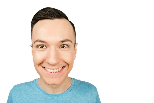 Close-up portret van jong gelukkig glimlachen guy, gekleed in een blauw t-shirt op geïsoleerd wit licht achtergrond. — Stockfoto