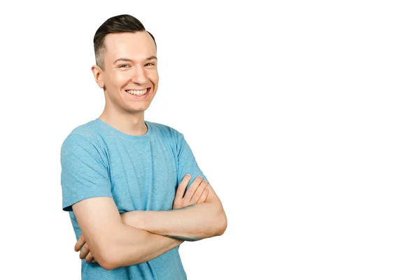 Retrato de cerca de un joven feliz sonriente, vestido con una camiseta azul sobre un fondo blanco aislado . —  Fotos de Stock