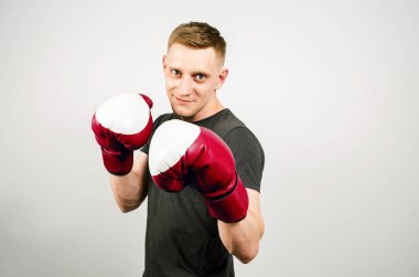 Arka planda boks eldivenli genç adam..