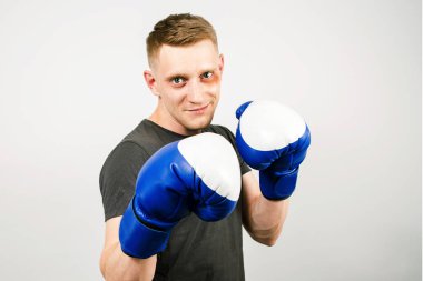 Arka planda boks eldivenli genç adam..