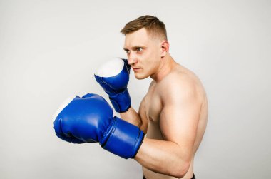 Arka planda boks eldivenli genç adam..