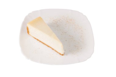 Beyaz tabakta izole edilmiş klasik peynirli kek.