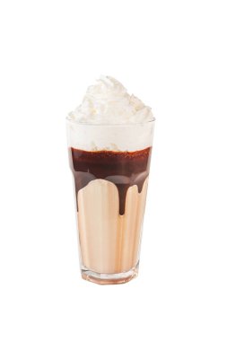 Beyaz üzerinde izole, üst çikolata ve kurabiye parçaları ile çikolata milkshake.
