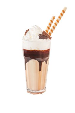 Beyaz üzerinde izole, üst çikolata ve kurabiye parçaları ile çikolata milkshake.