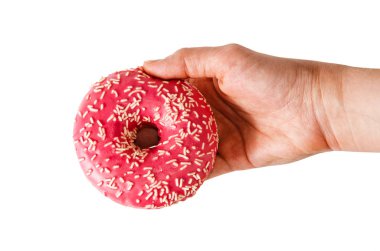 Beyaz arka planda izole edilmiş pembe bir çörek tutuyorum..