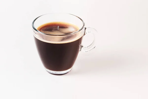 Americano kawy w przezroczystej filiżance i spodek na białym tle — Zdjęcie stockowe
