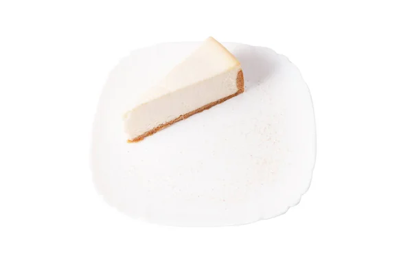 Cheesecake clássico em uma placa branca isolada em branco — Fotografia de Stock