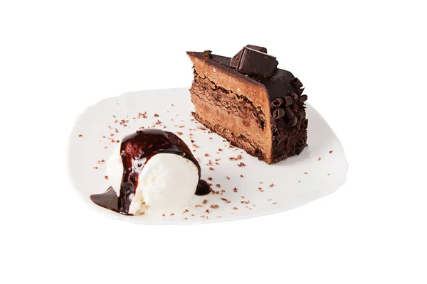 Gâteau au chocolat et crème glacée sauce au chocolat blanc sur assiette, isolé . — Photo