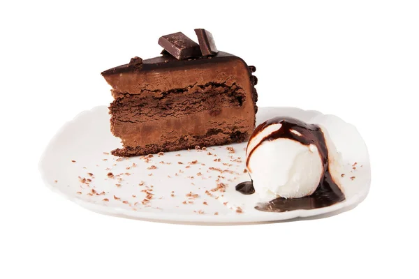 Čokoládový dort a zmrzlinová čokoládová omáčka na talíři, izolované. — Stock fotografie