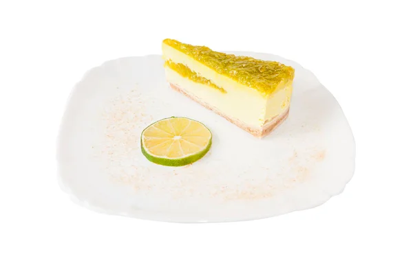 Gâteau au fromage à la chaux et lobule de chaux sur assiette, isolé . — Photo