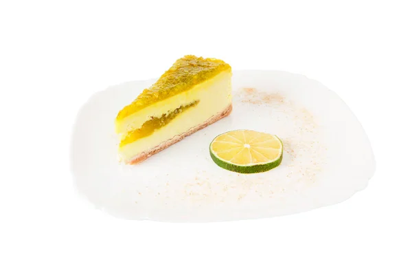 Bolo de queijo de limão e lóbulo de limão na placa, isolado . — Fotografia de Stock
