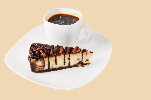 Cup coffee and hocolate cheesecake with pecan — Stock Photo, Image