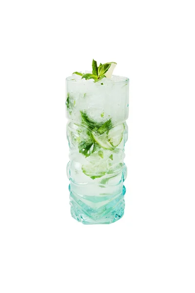 Cocktail Mojito con cubetti di ghiaccio in vetro isolato su bianco — Foto Stock