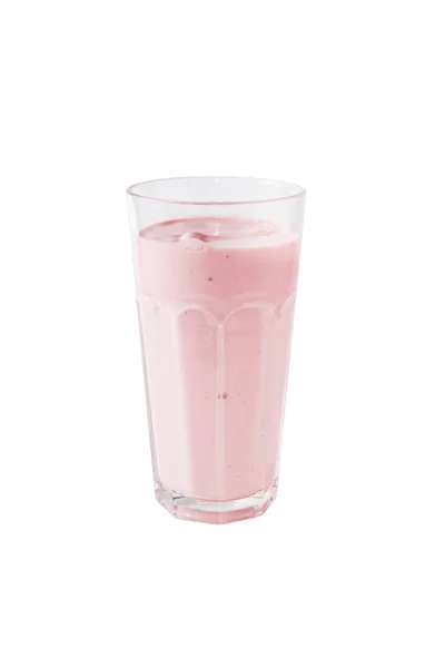 Milchcocktail mit Eis, Banane und Erdbeere im Glas, isoliert auf weiß. — Stockfoto