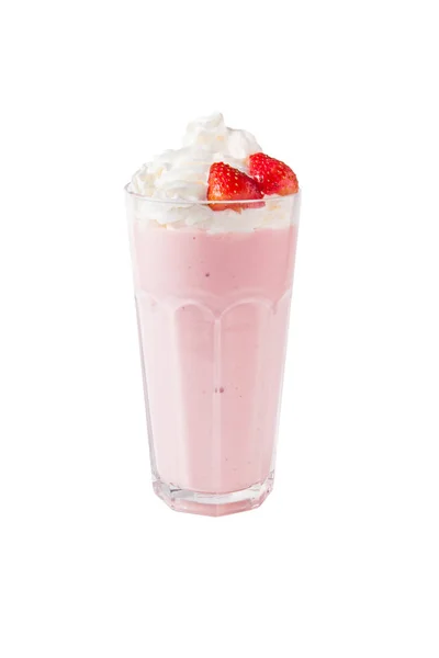 Mléčný koktejl se zmrzlinou, banánem a jahodami ve skle, izolovaný na bílém. — Stock fotografie