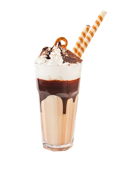 Batido de chocolate con trozos de chocolate y galletas en la parte superior, aislado en blanco . — Foto de Stock